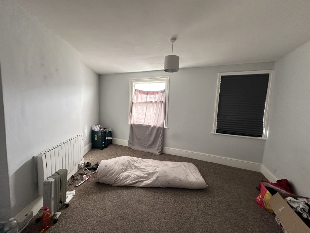 Lot: 79 - MIXED FREEHOLD RESIDENTIAL AND COMMERCIAL INVESTMENT - Flat 2, 56 Kings Road Bedroom